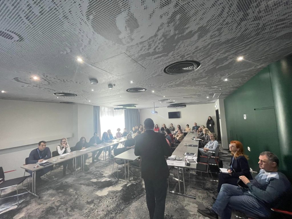 Participantii in sala de curs.
